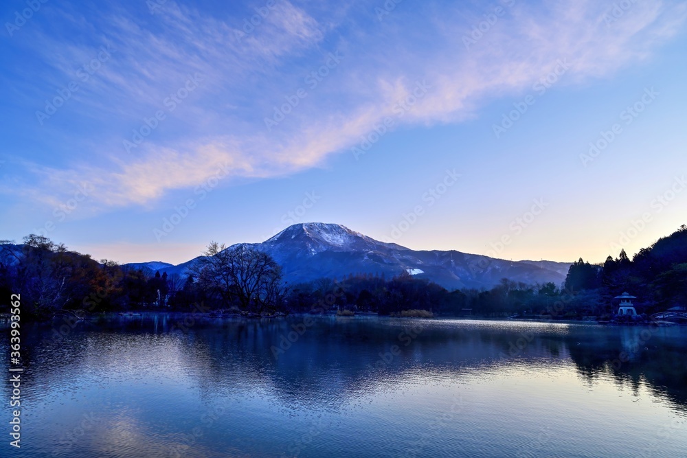 淡い色に染まった朝焼け雲をバックの伊吹山と三島池の情景@滋賀 淡い色に染まった朝焼け雲をバックの伊吹山と三島池の情景@滋賀