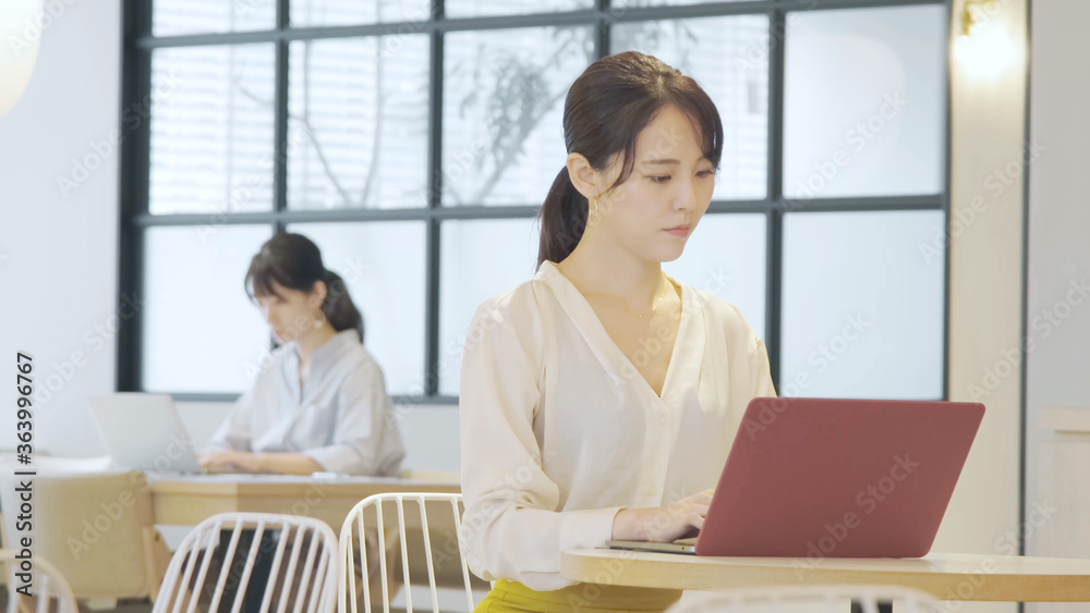 シェアオフィスで働く人々 シェアオフィスで働く人々