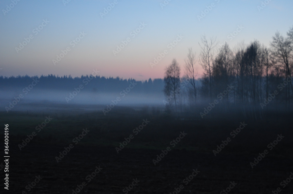 Zachód słońca we mgle