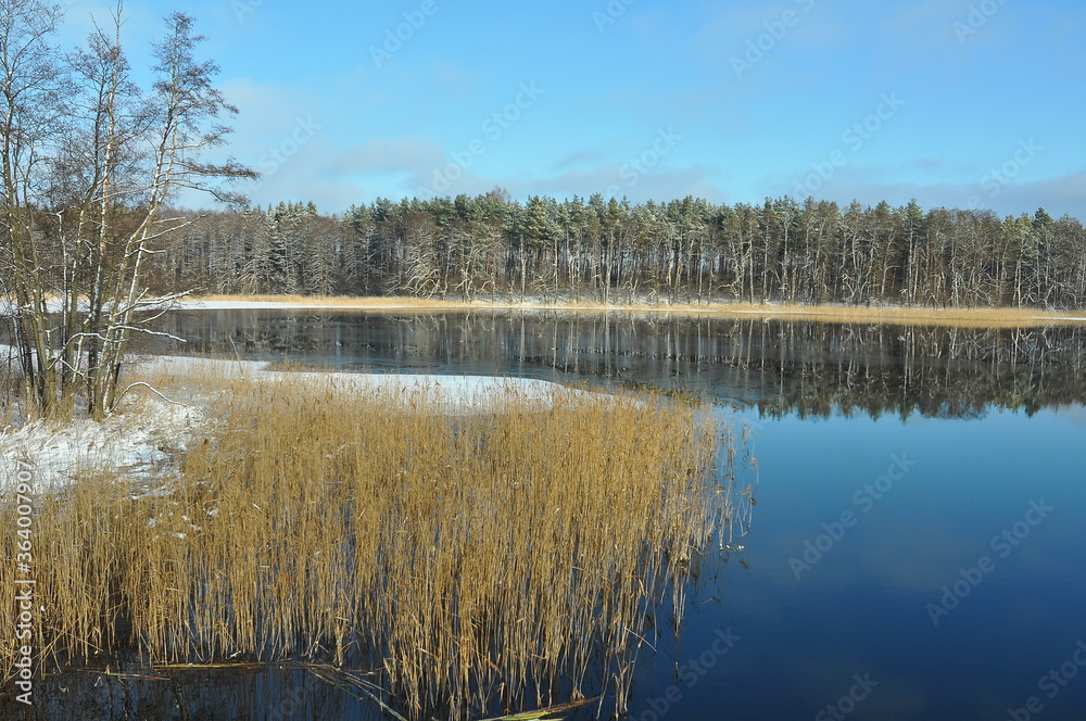 Jezioro zimą. Polska - Mazury - Warmia. Jezioro zimą. Polska - Mazury - Warmia.