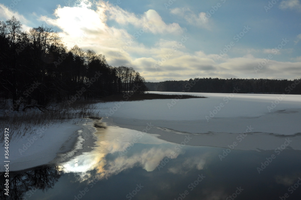Zima. Zamarźnięte jezioro. Polska - Mazury - Warmia. Zima. Zamarźnięte jezioro. Polska - Mazury - Warmia.