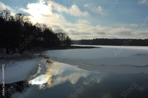 Zima. Zamarźnięte jezioro. Polska - Mazury - Warmia. © Rafa