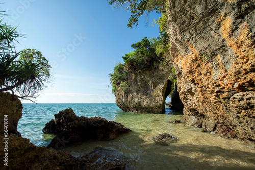 沖縄県 石垣島 サビチ鍾乳洞の外海の奇岩