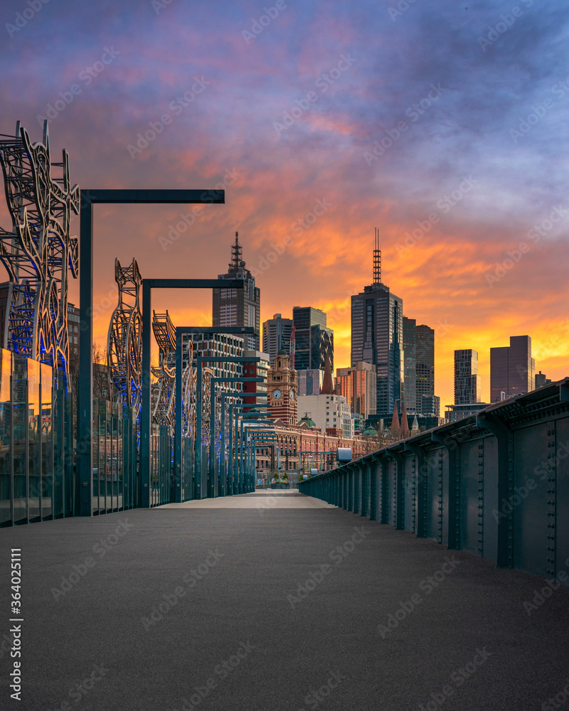 Naklejka premium Wibrujący australijski wschód słońca w mieście Melbourne z mostu Sandridge