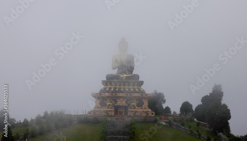 Bouddha géant dans la brume, sikkhim, inde