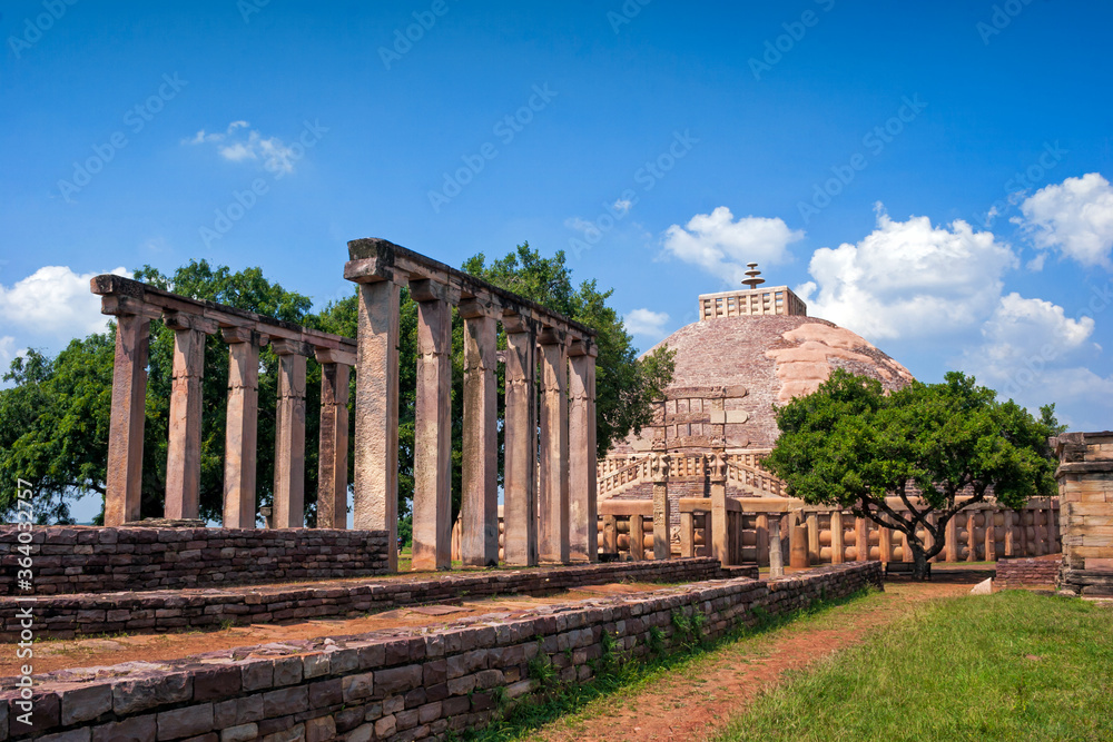 Fototapeta premium The Great Sanchi Stupa, Buddhist Architecture at sanchi, Madhya Pradesh, India