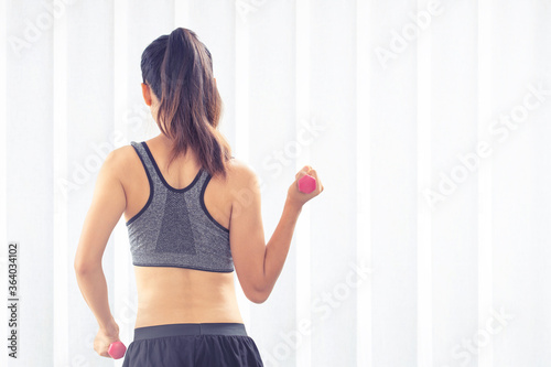 Women who wear sports vest to exercise at home