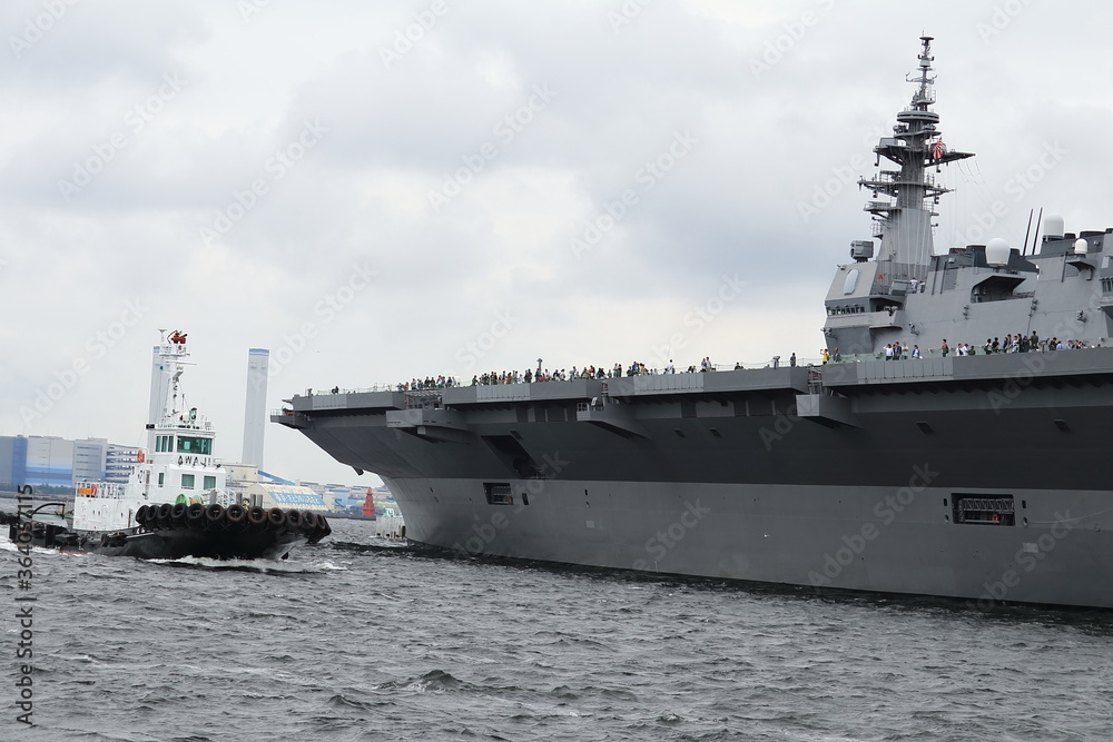 横浜港の海上自衛隊護衛艦