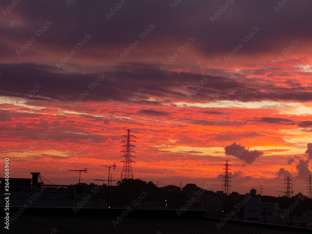 真っ赤な夕焼けの雲と鉄塔