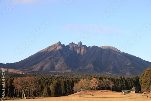 晴れた日の雄大な長崎・雲仙普賢岳