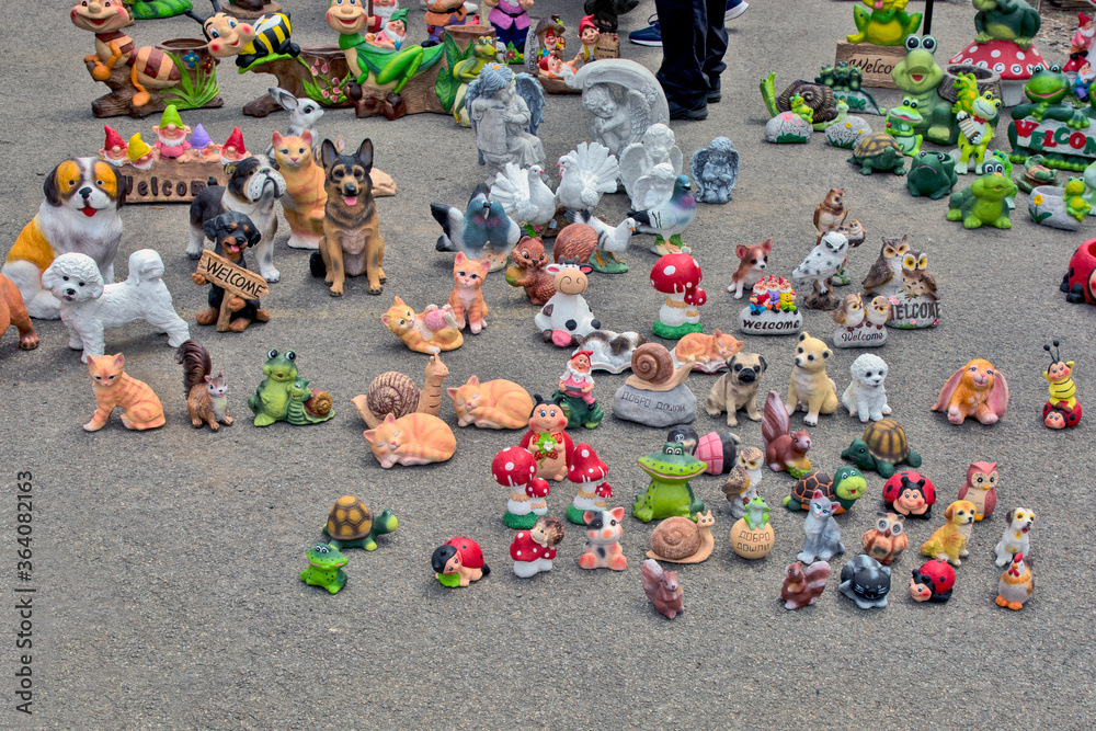 Fototapeta premium Cheerful plaster figurines