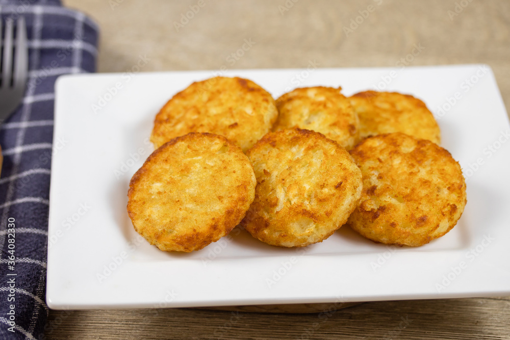 plusieurs rösti dans une assiette