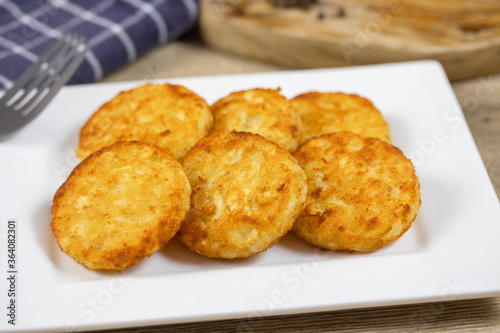 plusieurs rösti dans une assiette