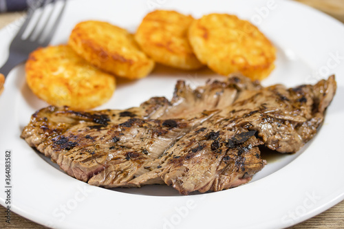 bavette de boeuf et rösti dans une assiette photo