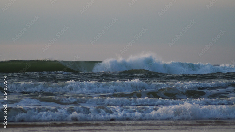 Vagues s'écrasant sur l'océan atlantique, vues depuis la plage de Messanges Vagues s'écrasant sur l'océan atlantique, vues depuis la plage de Messanges