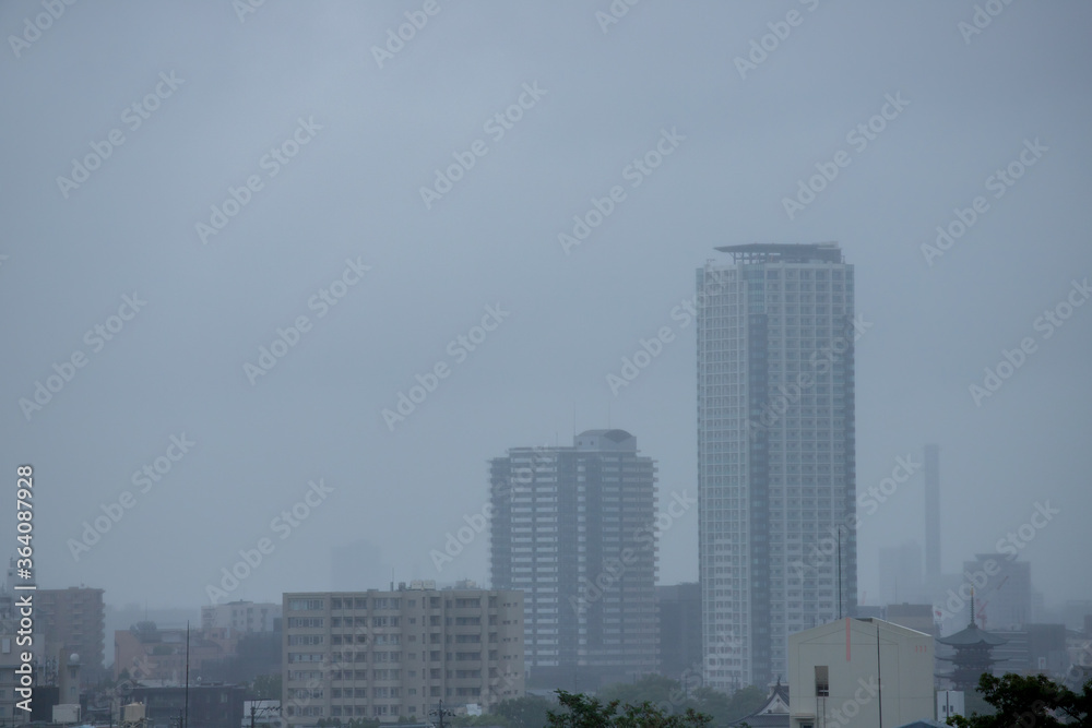 雨の日の名古屋市の街風景