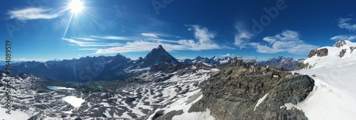 Cervino - Matterhorn vista panoramica con cielo azzurro e sole 