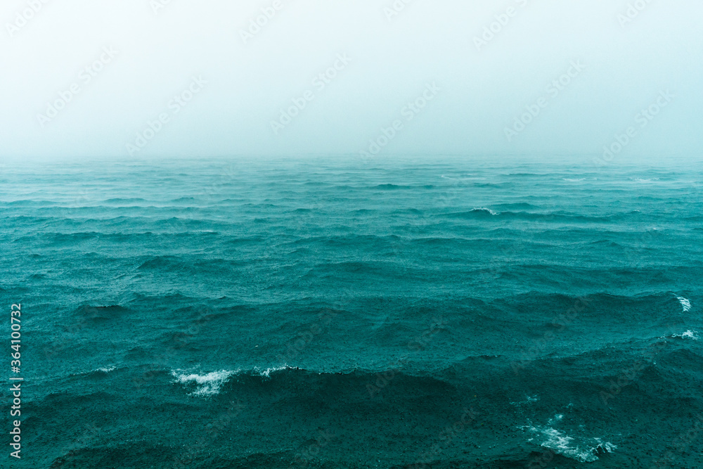 stürmischer Attersee in Oberösterreich mit Regen