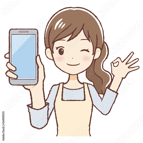 携帯をもってOKサインをだすエプロン女性　ウィンク　上半身