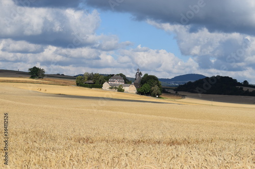 Pilgerkirche Fraukirch und kleiner Bauernhof photo