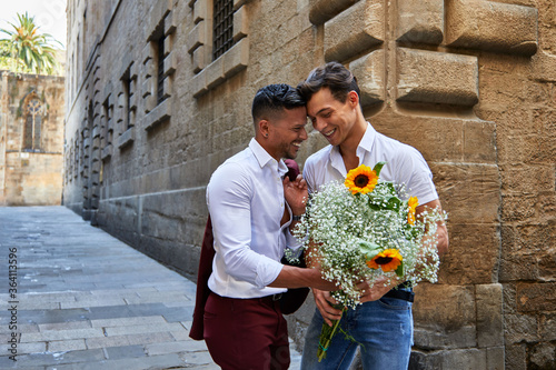 Photography Pareja gay en Barcelona con flores mostrando amor y ternura