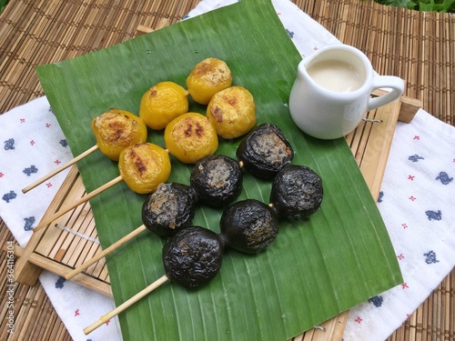 Pumpkin Bualoy and Black sesame Bualoy with milk sauce