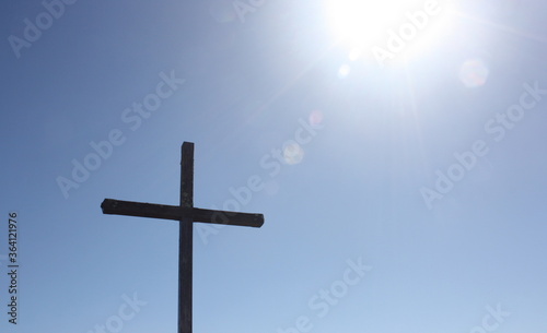 croix chrétienne sous le soleil, isolé