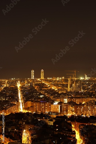 Vista nocturna de Barcelona vertical