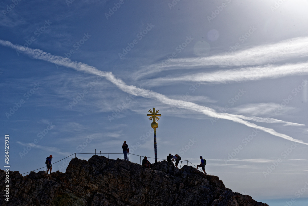 Obraz premium Zugspitze mit dem Gipfelkreuz