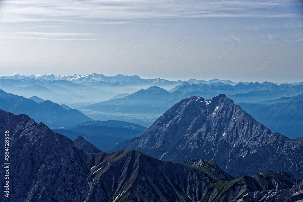Berge und Täler gesehen von der Zugspitze in Bayern im Sommer