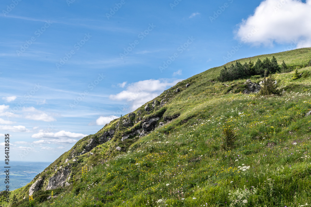 Ancien volcan du Puy de Dôme et la chaîne des Puys en Auvergne