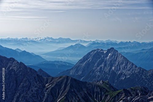 Berge und Täler gesehen von der Zugspitze in Bayern im Sommer © ralf werner froelich