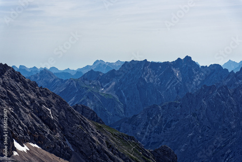 Fototapeta Naklejka Na Ścianę i Meble -  Berg und Täler in den Alpen