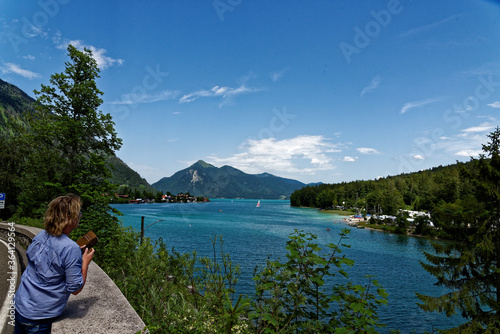 Junge Frau schaut auf den Walchensee in Bayern 