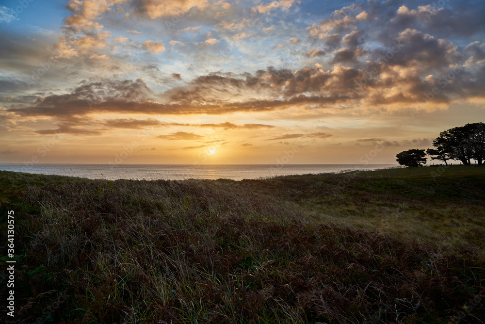 Sonnenaufgang an der küste von Kerhostin auf Quiberon in der Bretagne in Frankreich