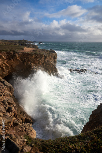 Brandung an der Wilden Fels-Küste auf Quiberon in der Bretagne in Frankreich