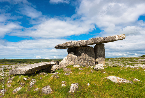 Fotografia Poulnabrone dolmen is an unusually large dolmen or portal tomb located in the Burren, County Clare, Ireland