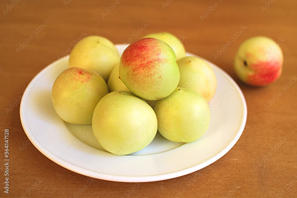 peaches in a bowl