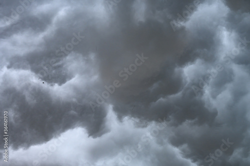 Cielo grigio con nuvoloni prima del temporale