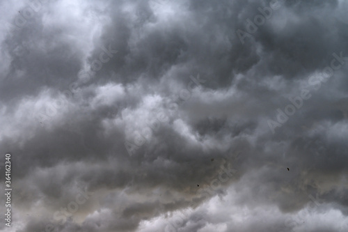 Cielo plumbeo con nuvoloni prima del temporale photo