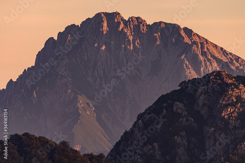 Primo piano di una cima di montagna rocciosa illuminata dalla luce dell’alba
