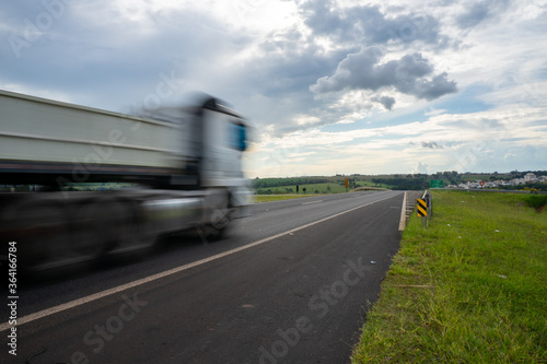 Caminhão em movimento na estrada rodovia Brasil a céu aberto.