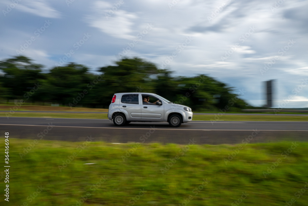 Carro em movimento na estrada rodovia Brasil a céu aberto. 