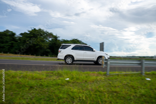 Carro em movimento na estrada rodovia Brasil a céu aberto. 
