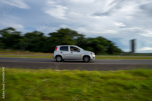 Carro em movimento na estrada rodovia Brasil a céu aberto.  © Leonardo