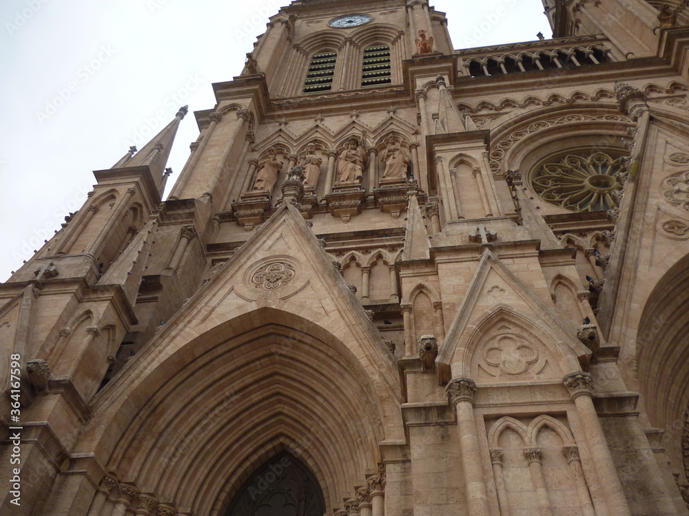 Maravillosa arquitectura de una basílica de la ciudad de Luján, en Buenos Aires.