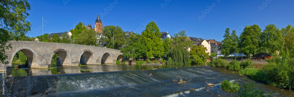 Die Lahn fließt durch die Altstadt von Wetzlar