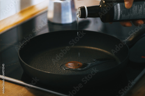 Pour olive oil into a preheated frying pan, cook food at home! The use of olive oil
