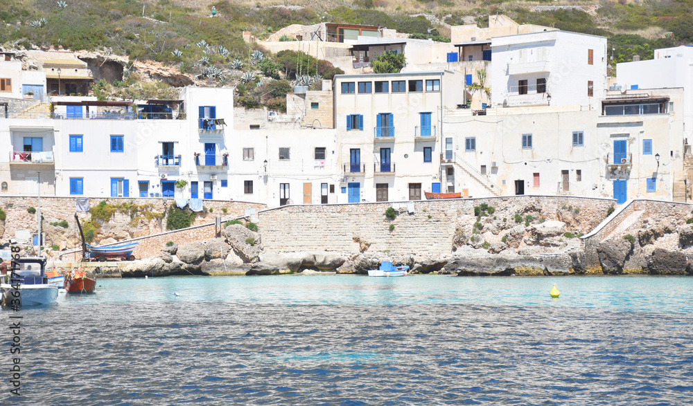 Levanzo es una isla pequeña de sicilia, donde el mar es cristalino y sus casas pintorescas 