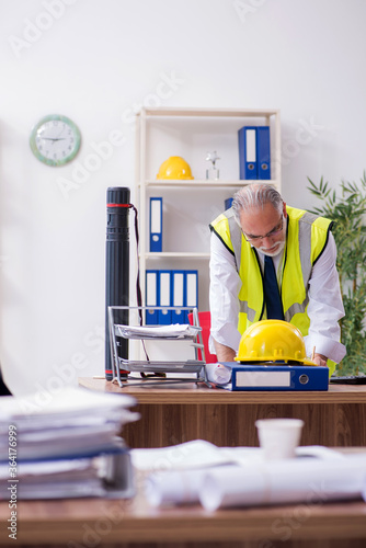 Photography Old male architect working in the office